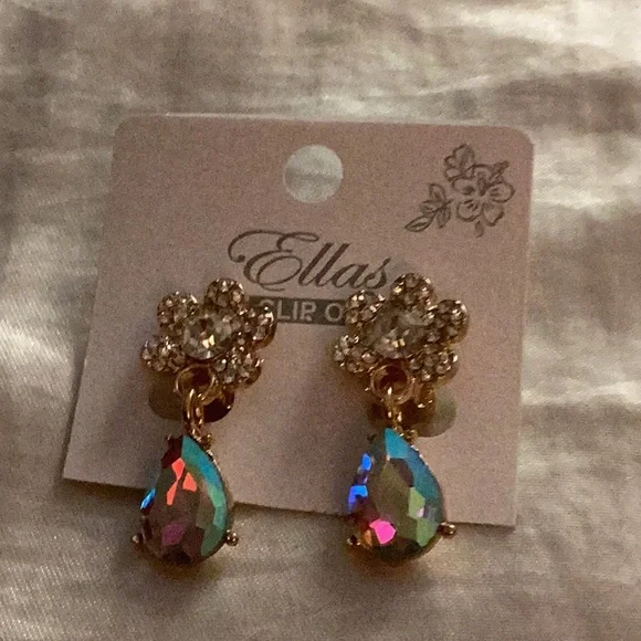 🌺NWT Gorgeous Rhinestone Clip On Earrings Closet Must Have 🌺 - Picture 6 of 6